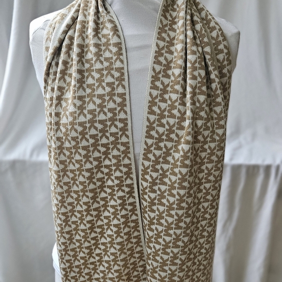 Brand New Michael Kors Monogram Ivory & Beige Lightweight Hat & Scarf Set - Picture 3 of 6